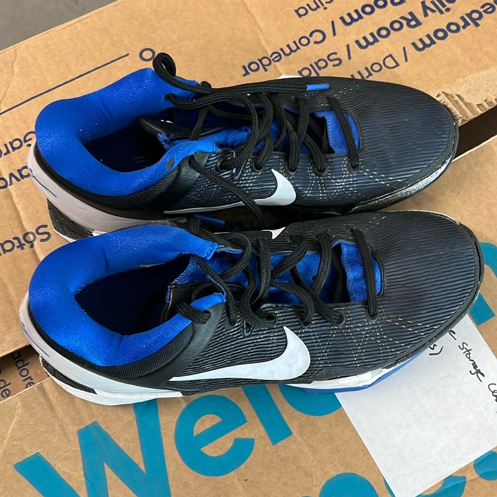 Nike Kobes Size 7